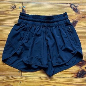 Black Lululemon shorts 🕺🏼